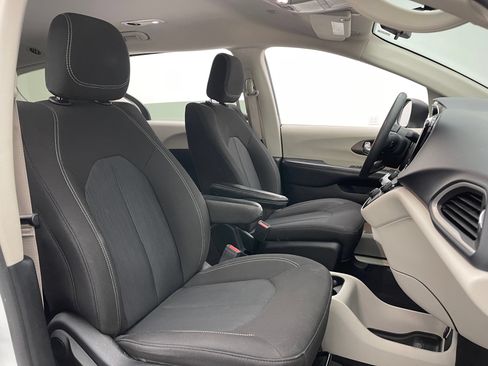 Used 2022 Chrysler Voyager LX FWD image 32