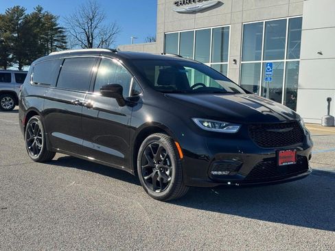 New 2026 Chrysler Pacifica Select w/ S Appearance Package image 2