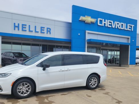 Used 2025 Chrysler Pacifica Select FWD image 3