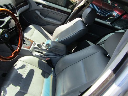 Used 2005 BMW 325i Sedan image 8