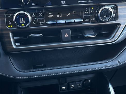 Used 2021 Toyota Highlander Limited image 18