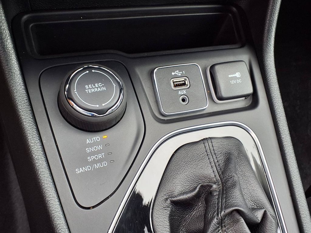 Used 2023 Jeep Cherokee Altitude Lux w/ Lux Elite Package AWD/4WD image 30