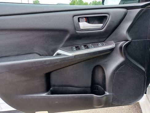 Used 2016 Toyota Camry SE w/ Moonroof Package FWD image 11