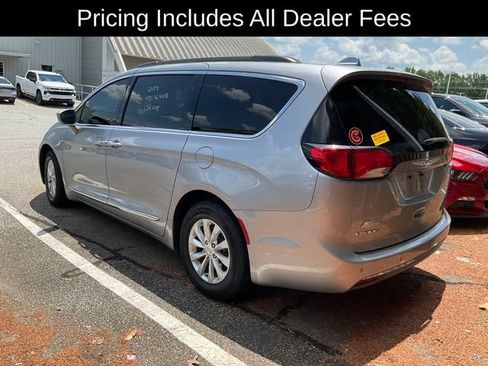 Used 2017 Chrysler Pacifica Touring-L FWD image 5