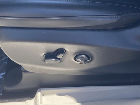 Certified 2024 Chrysler Pacifica Touring-L FWD image 19