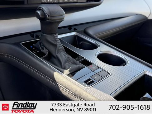 Certified 2025 Toyota Sienna LE FWD image 9