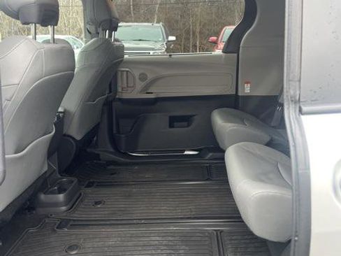 Certified 2024 Toyota Sienna XLE image 9