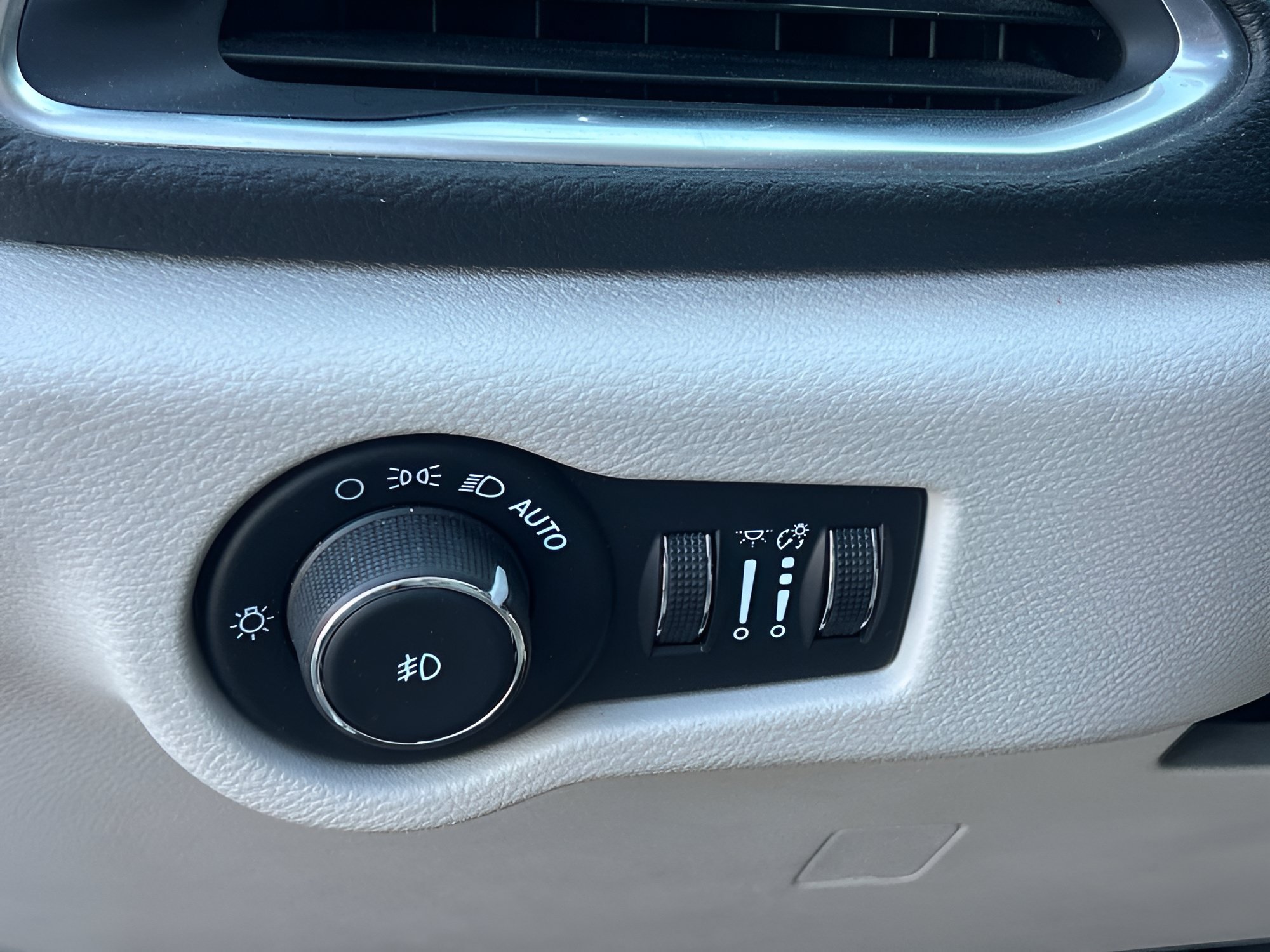 Used 2021 Chrysler Pacifica Limited w/ Uconnect Theater Family Group AWD/4WD image 23