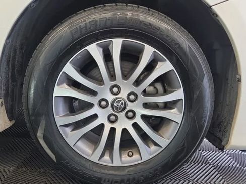 Used 2018 Toyota Sienna XLE w/ XLE Navigation Package image 5