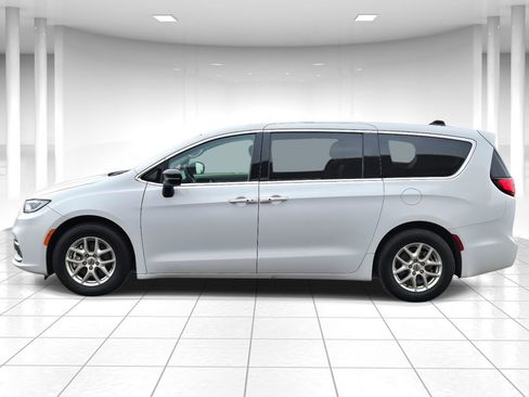 Used 2024 Chrysler Pacifica Touring-L image 6