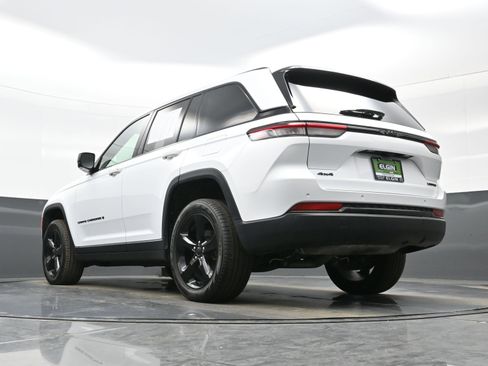 Used 2024 Jeep Grand Cherokee Limited w/ Black Appearance Package image 28