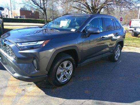 Used 2022 Toyota RAV4 XLE image 5