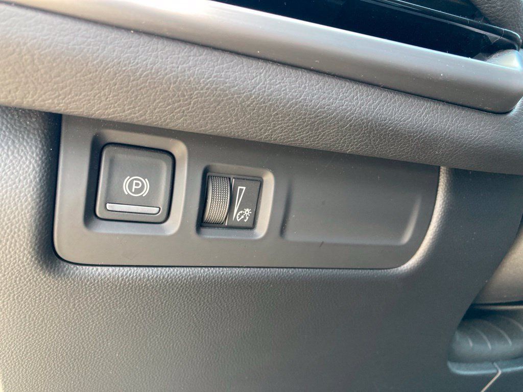 Used 2025 Cadillac XT4 Premium Luxury FWD image 28