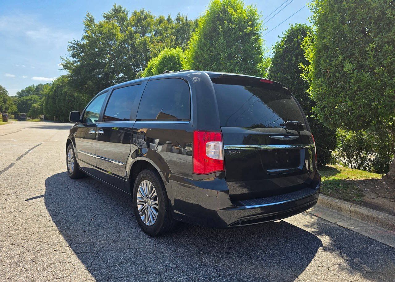 Used 2015 Chrysler Town & Country Touring-L w/ Driver Convenience Group FWD image 3