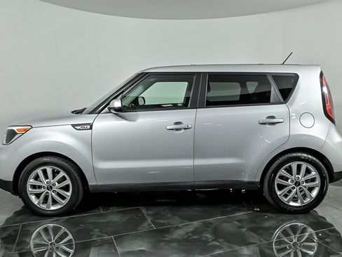 Used 2017 Kia Soul + FWD image 6