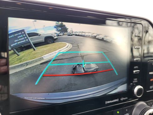 Used 2020 Toyota Highlander XLE image 28