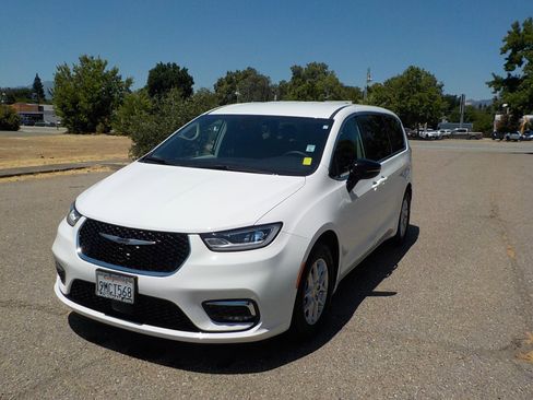 Used 2024 Chrysler Pacifica Touring-L image 1