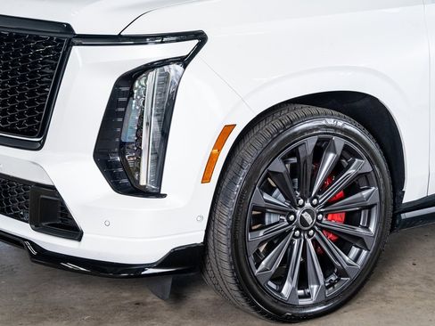 Used 2025 Cadillac Escalade ESV V image 12