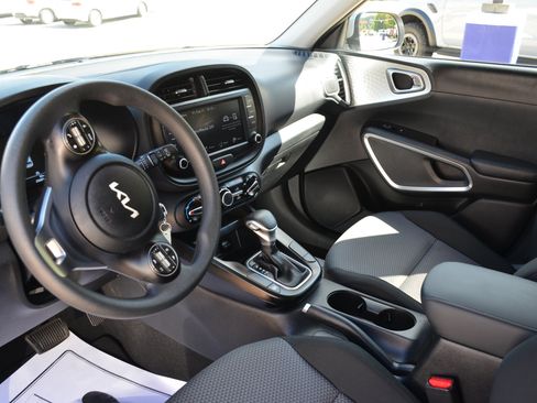 Used 2025 Kia Soul LX w/ LX Technology Package FWD image 22