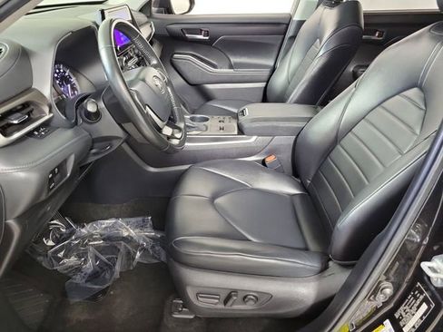 Used 2024 Toyota Highlander XLE FWD image 19