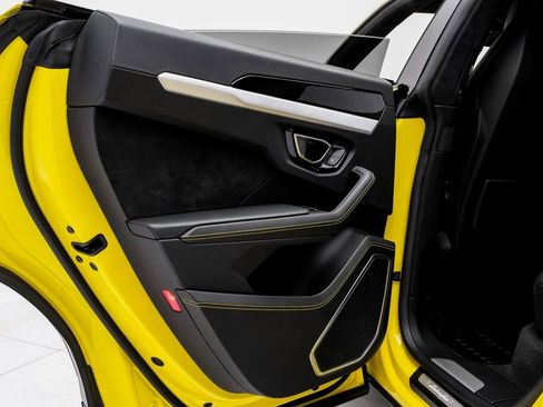 Used 2022 Lamborghini Urus image 37