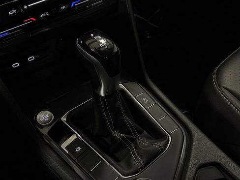 Used 2022 Volkswagen Tiguan SE w/ Panoramic Sunroof Package image 22