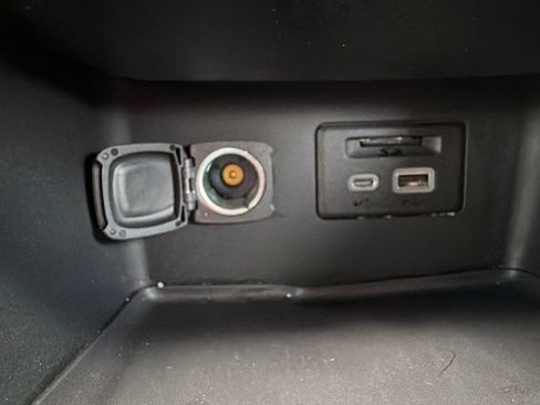 Used 2023 GMC Acadia SLT FWD image 32