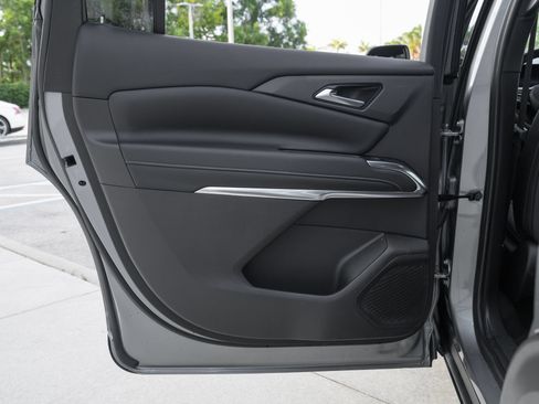 Used 2024 Chevrolet Traverse LT FWD image 33