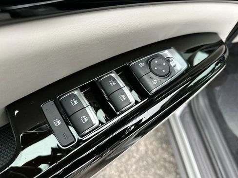 Used 2024 Kia Carnival EX FWD image 31