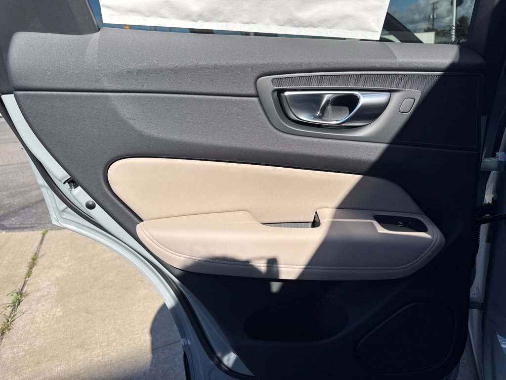 Used 2027 Volvo XC60 B5 Plus AWD/4WD image 37