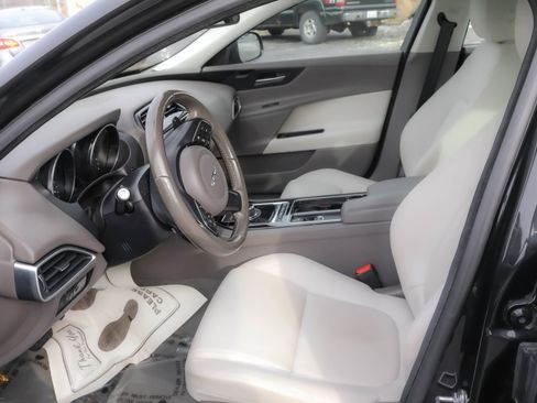 Used 2018 Jaguar XE Premium image 6