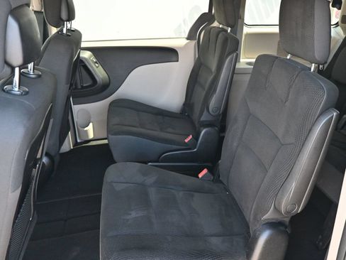 Used 2019 Dodge Grand Caravan SE w/ UConnect Hands-Free Group FWD image 16
