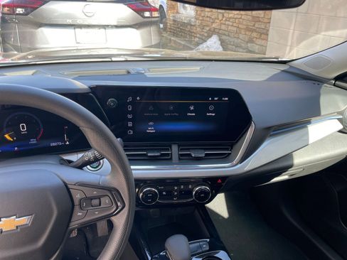Used 2025 Chevrolet Trax LT image 17