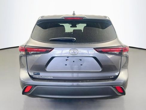 Used 2025 Toyota Highlander LE FWD image 7