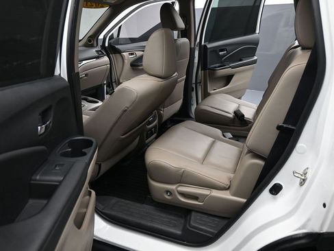 Used 2021 Honda Pilot Touring image 16