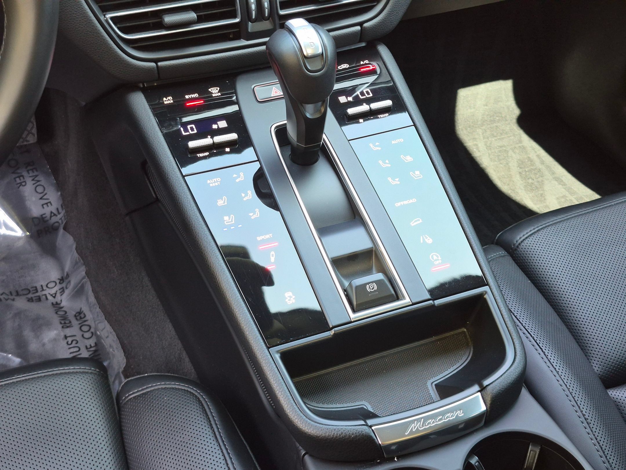 Certified 2024 Porsche Macan S AWD/4WD image 18