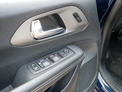 Used 2025 Chrysler Pacifica Select FWD image 19
