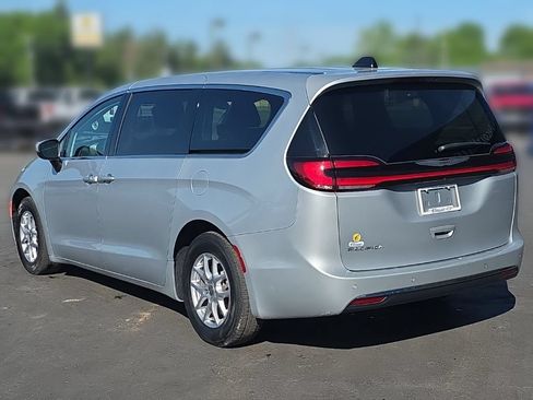 Used 2023 Chrysler Pacifica Touring-L FWD image 4