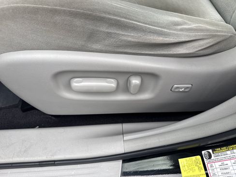 Used 2012 Toyota Highlander FWD w/ Tech Pkg image 4