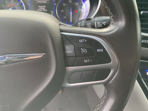 Used 2017 Chrysler Pacifica Touring-L image 15