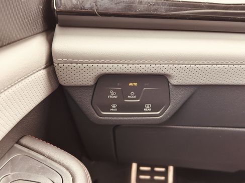 Certified 2025 Volkswagen Atlas Peak Edition SE image 19