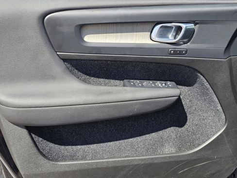 Used 2023 Volvo XC40 B5 Core image 14