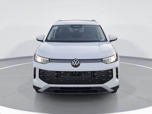 New 2025 Volkswagen Tiguan SE image 8