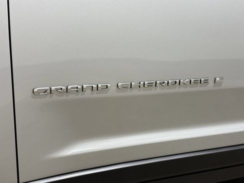Used 2023 Jeep Grand Cherokee L Limited AWD/4WD image 27
