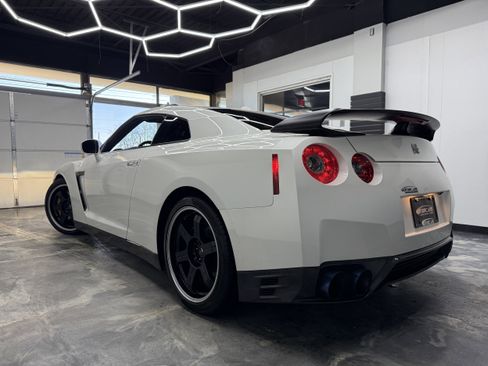Used 2014 Nissan GT-R Black Edition image 3