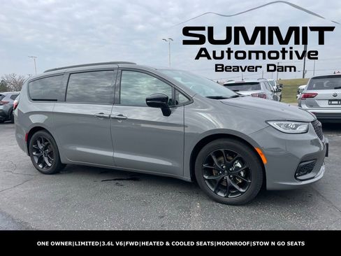 Used 2025 Chrysler Pacifica Limited image 1