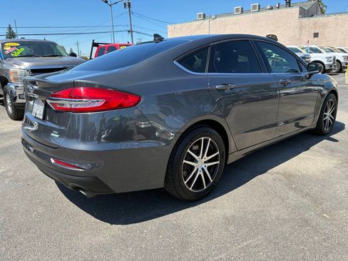 Used 2020 Ford Fusion SE FWD image 2