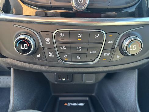 Used 2023 Chevrolet Traverse LT FWD image 25