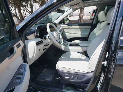 Used 2024 Hyundai Palisade Limited FWD image 2