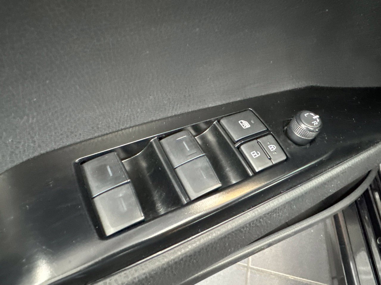 Used 2025 Toyota Camry SE w/ Convenience Package FWD image 35
